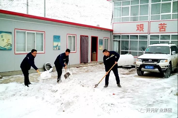 人間四月芳菲盡，山中春雪還復來