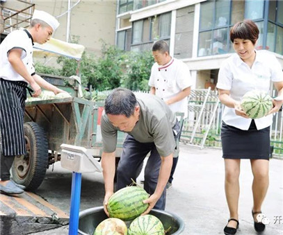 買(mǎi)下一整車(chē)西瓜，讓瓜農(nóng)早點(diǎn)回家
